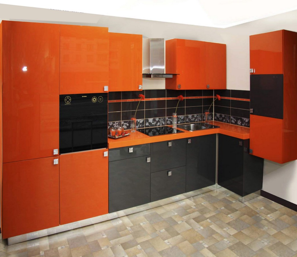 кухня оранжевая с черным фартуком