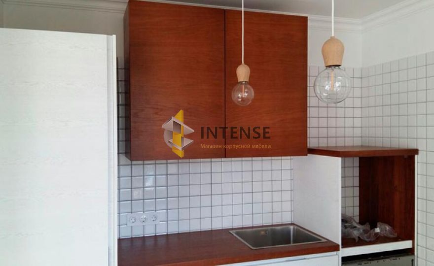 Магазин корпусной мебели Intense производит Кухни Современный стиль - Кухня с фасадами шпон дуба покрытый белой эмалью.