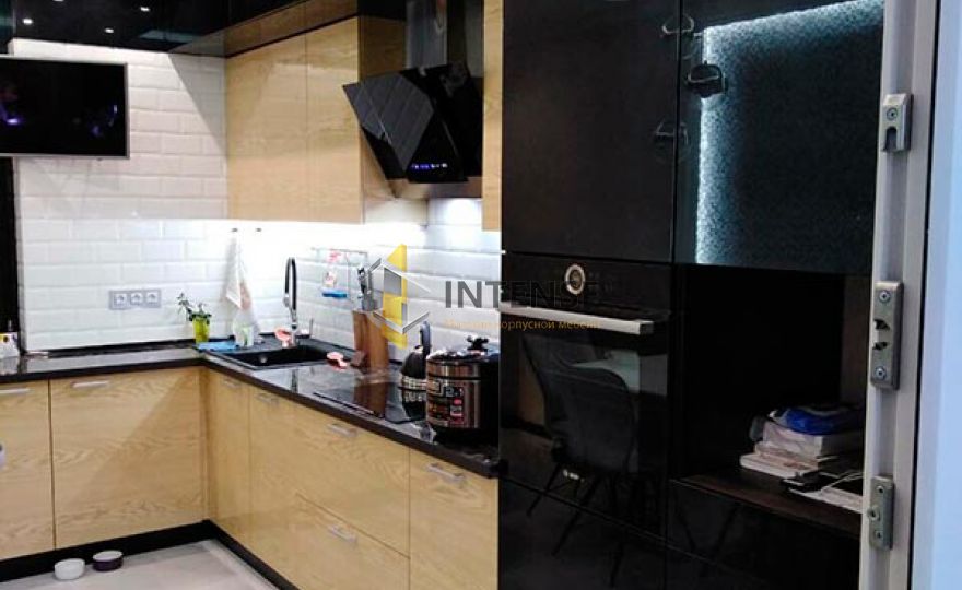 Магазин корпусной мебели Intense производит Кухни Современный стиль - Кухня ясень белый, шпон - эмаль высокий глянец. 